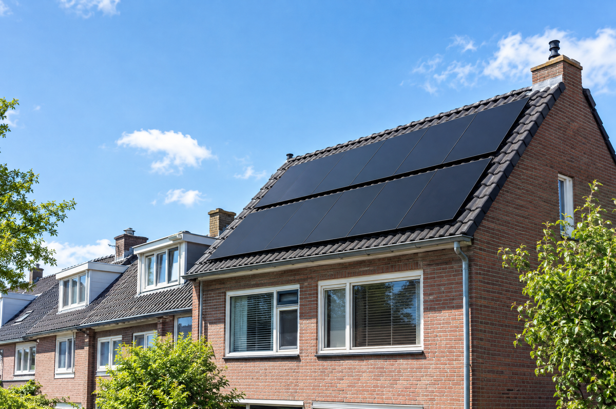 Zonnepanelen op het dak van een rijtjeswoning