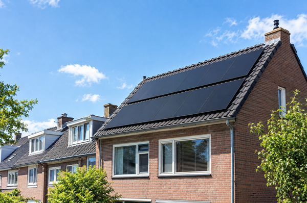 Zonnepanelen op het dak van een rijtjeswoning